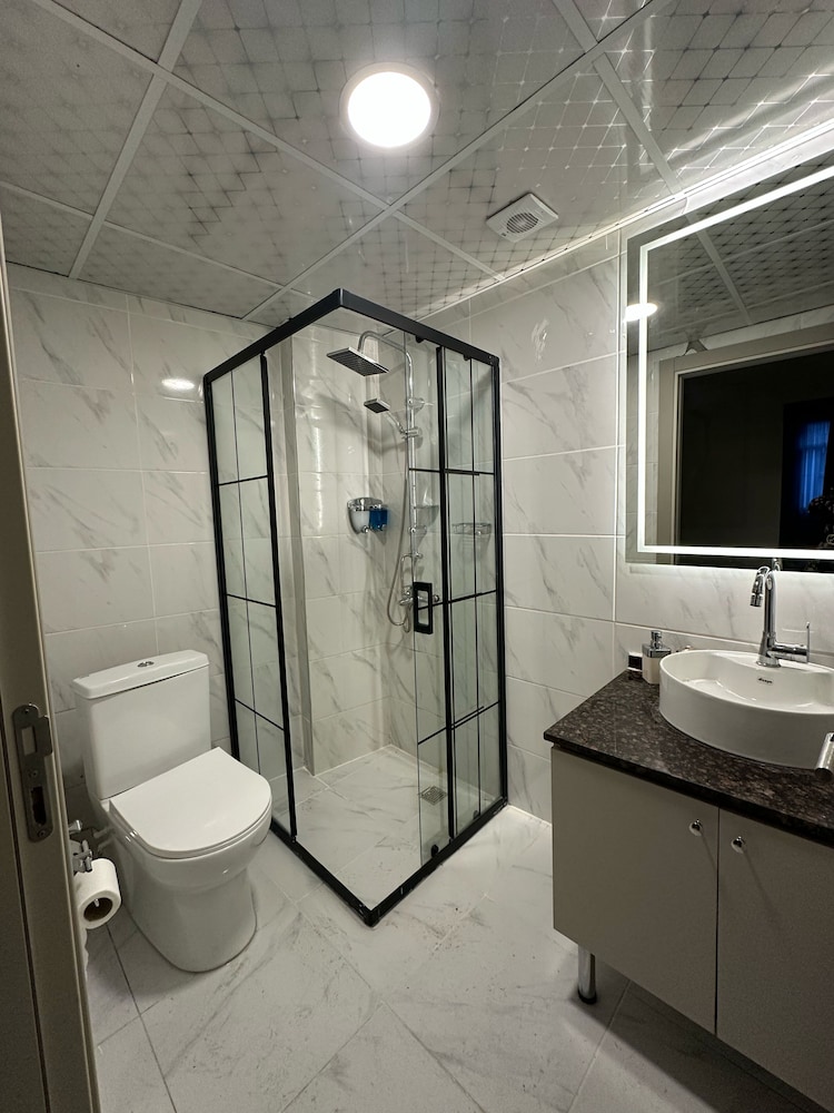 Peradise Hotel 50/50