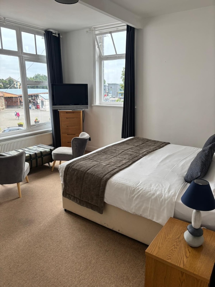 The Beach Hotel 12/55