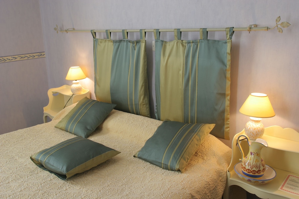 AUBERGE DE TAVEL 12/42