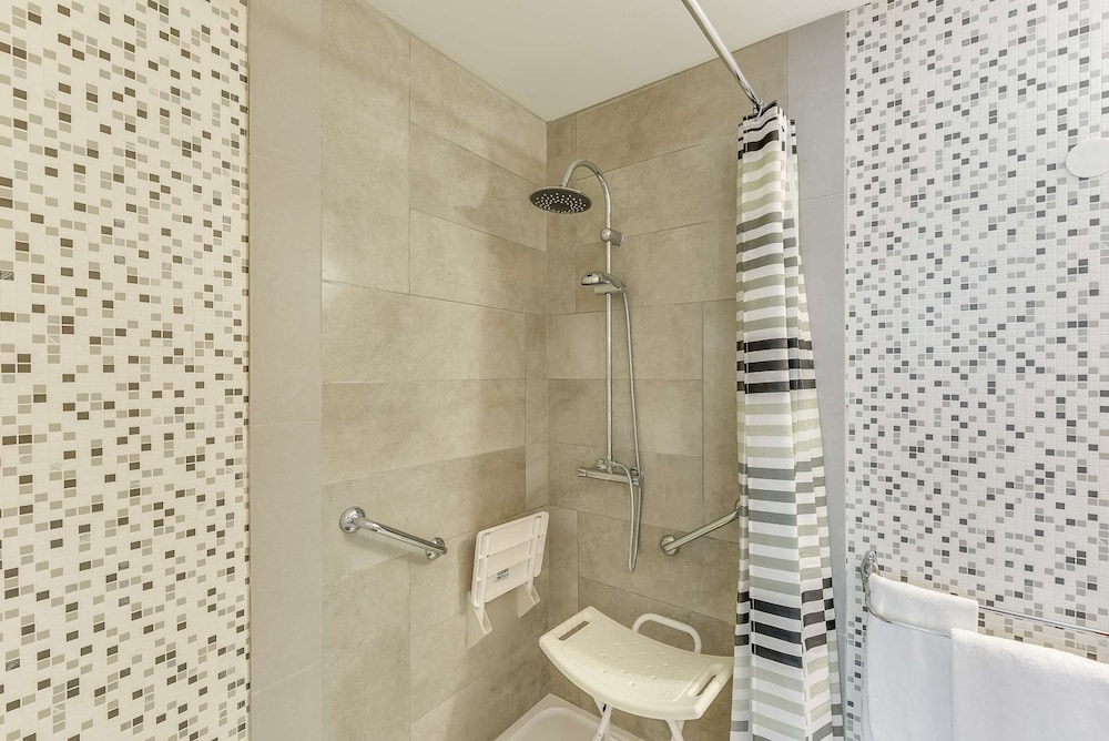 Brit Hotel Confort Thouars 22/48