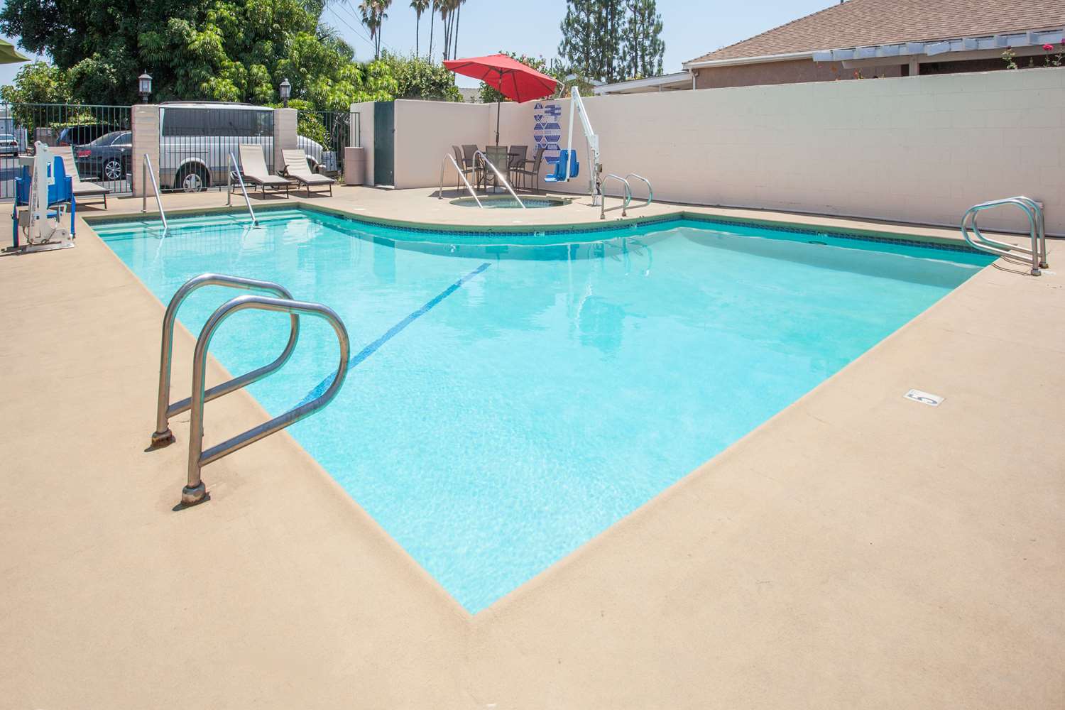 Days Inn by Wyndham Anaheim Near The Park 24/45