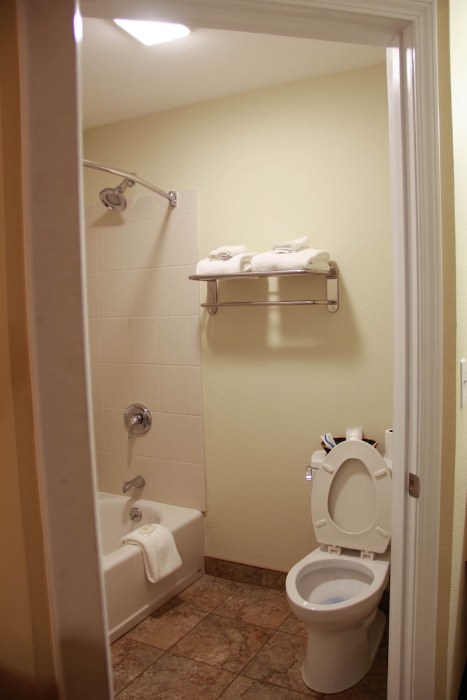 Relax Inn &amp; Suites 79/82