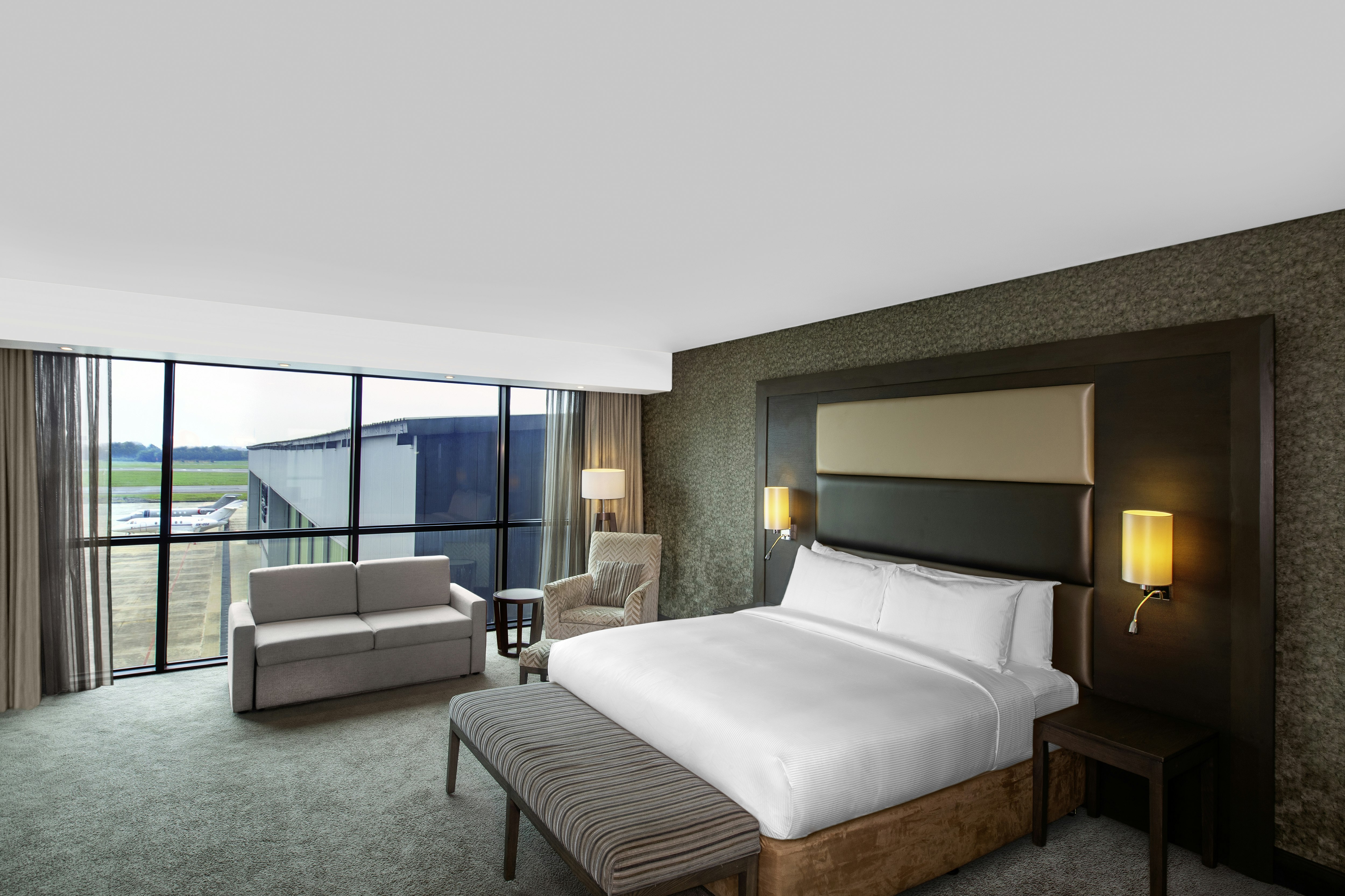 غرفة ديلوكس بسرير كينج مع أريكة، Legend Hotel Lagos Airport Curio Collection By Hilton 4/7