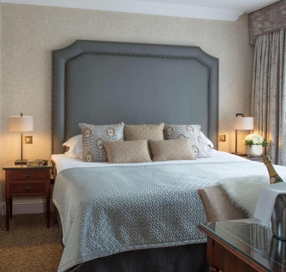 SUITE, QUEEN BED, BALCONY