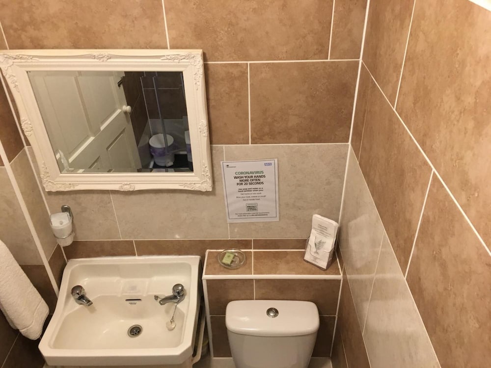 Glenheath Hotel 48/49