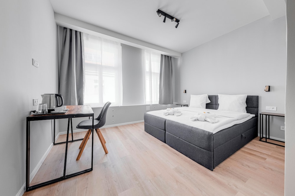 SUPERIOR, DOUBLE OR TWIN BED