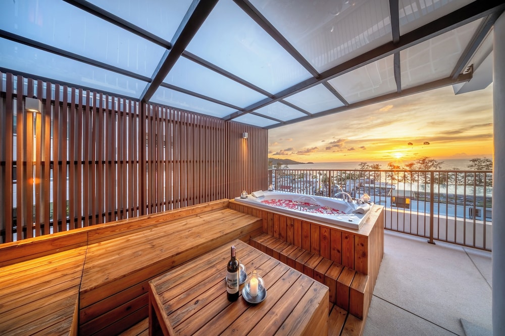 PATONG BEACH HOTEL 36/65