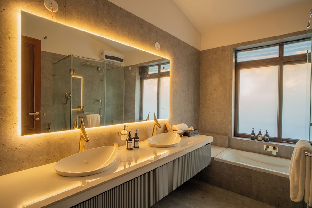ELIVAAS Villa Paraiso 4 BHK with Pool and Bar 33/35