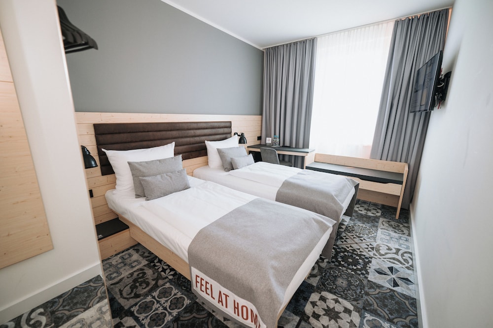ROOM, TWIN BEDS