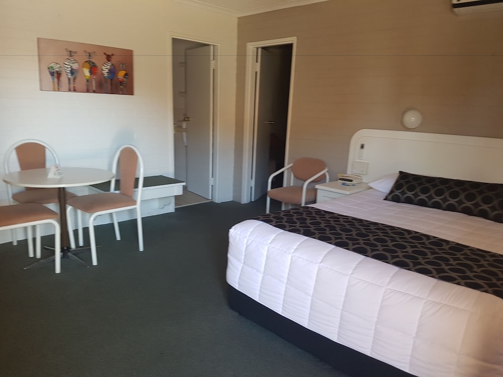 COUSINS MOTOR INN 22/62
