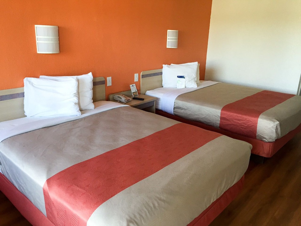 غرفة قياسية بسريرين كوين لذوي الإعاقة، Motel6 Anniston, AL 3/5