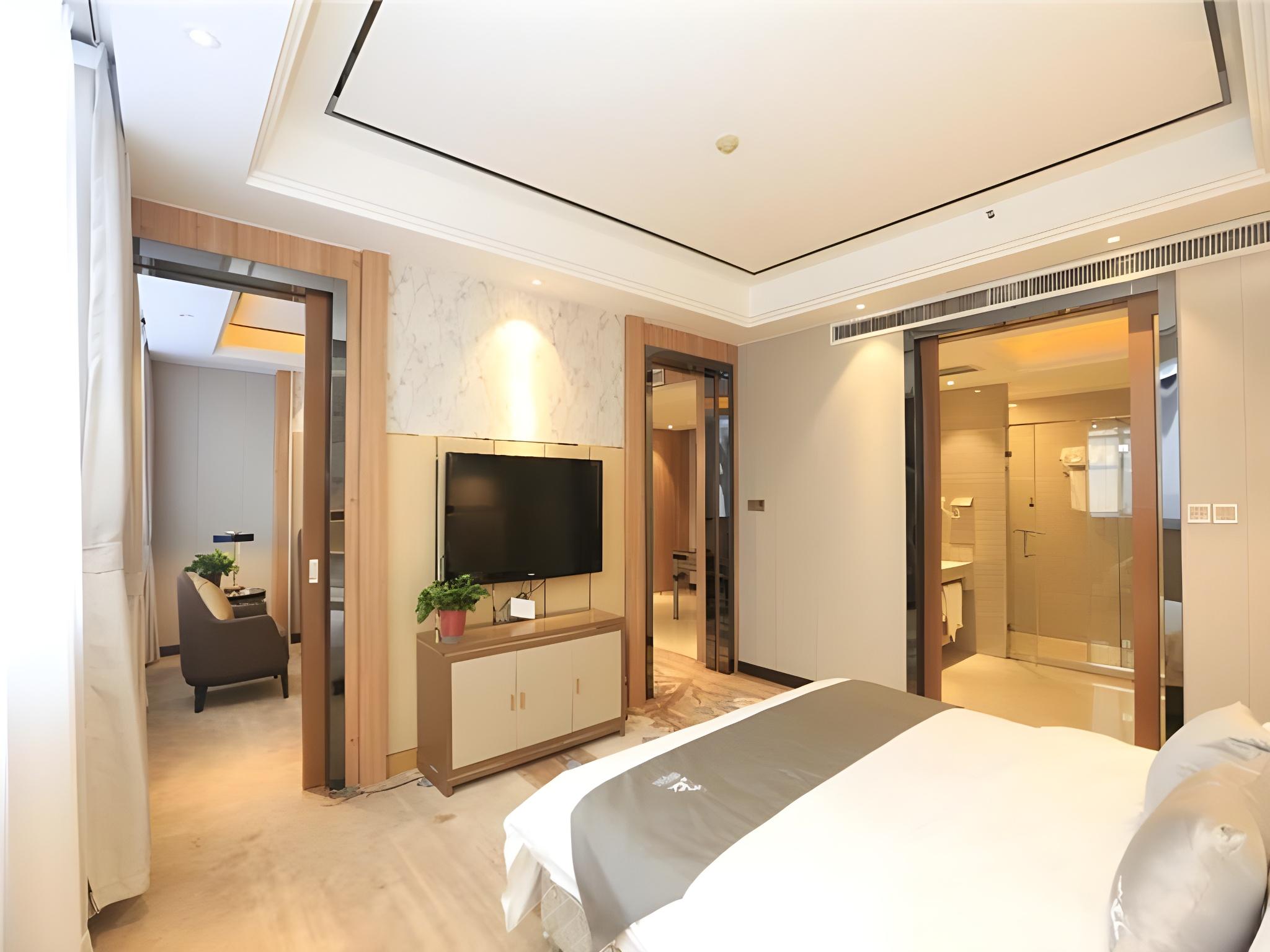 Senior, Suite, King Bed