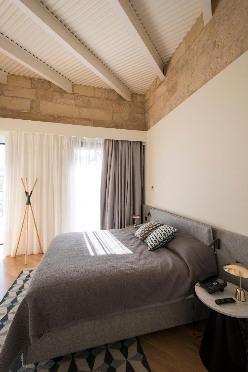 SUITE, HARBOUR VIEW, CORNER