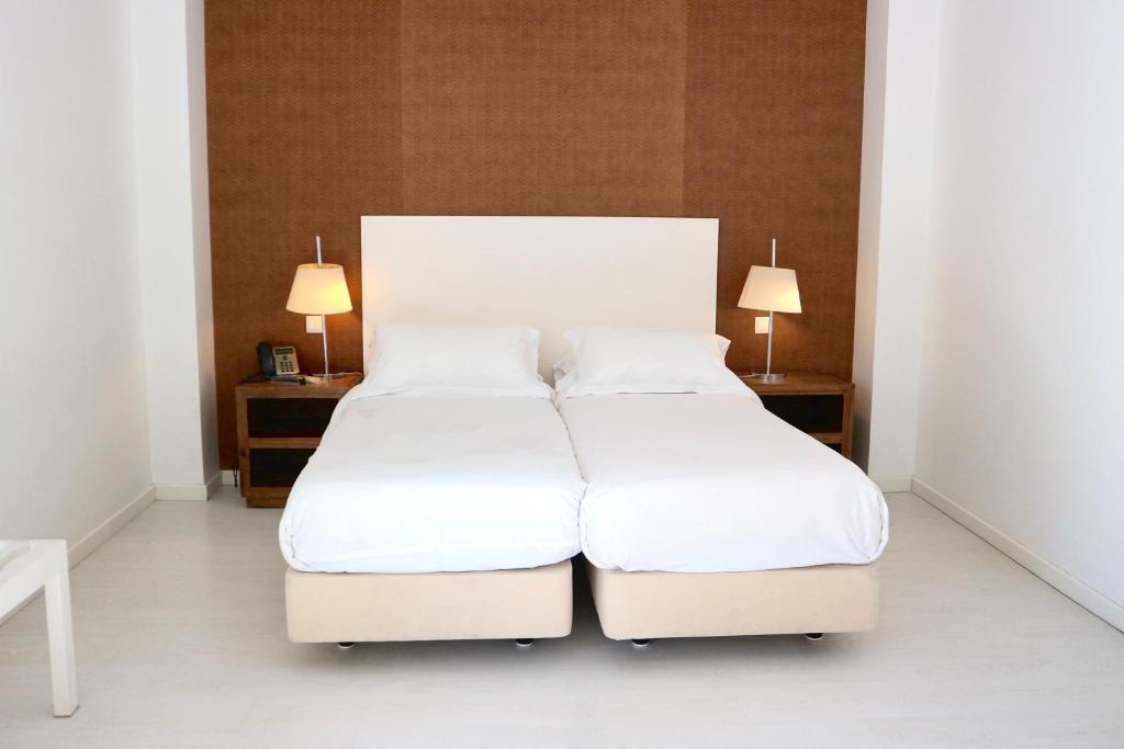 Room, Twin Beds, Land View