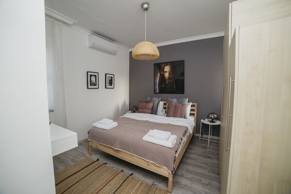 2 BEDROOMS, FAMILY, COTTAGE, BALCONY