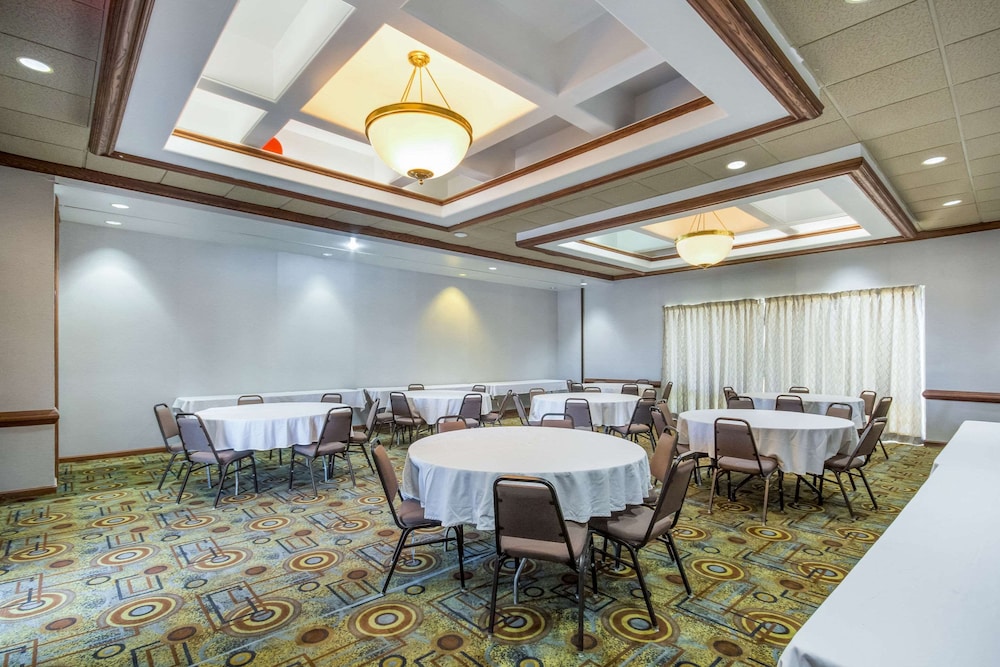 Quality Inn & Suites Kansas City - Independence I-70 East 32/34