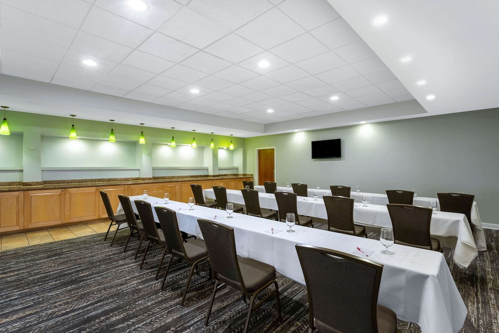 88 Palms Hotel and Event Center 39/59