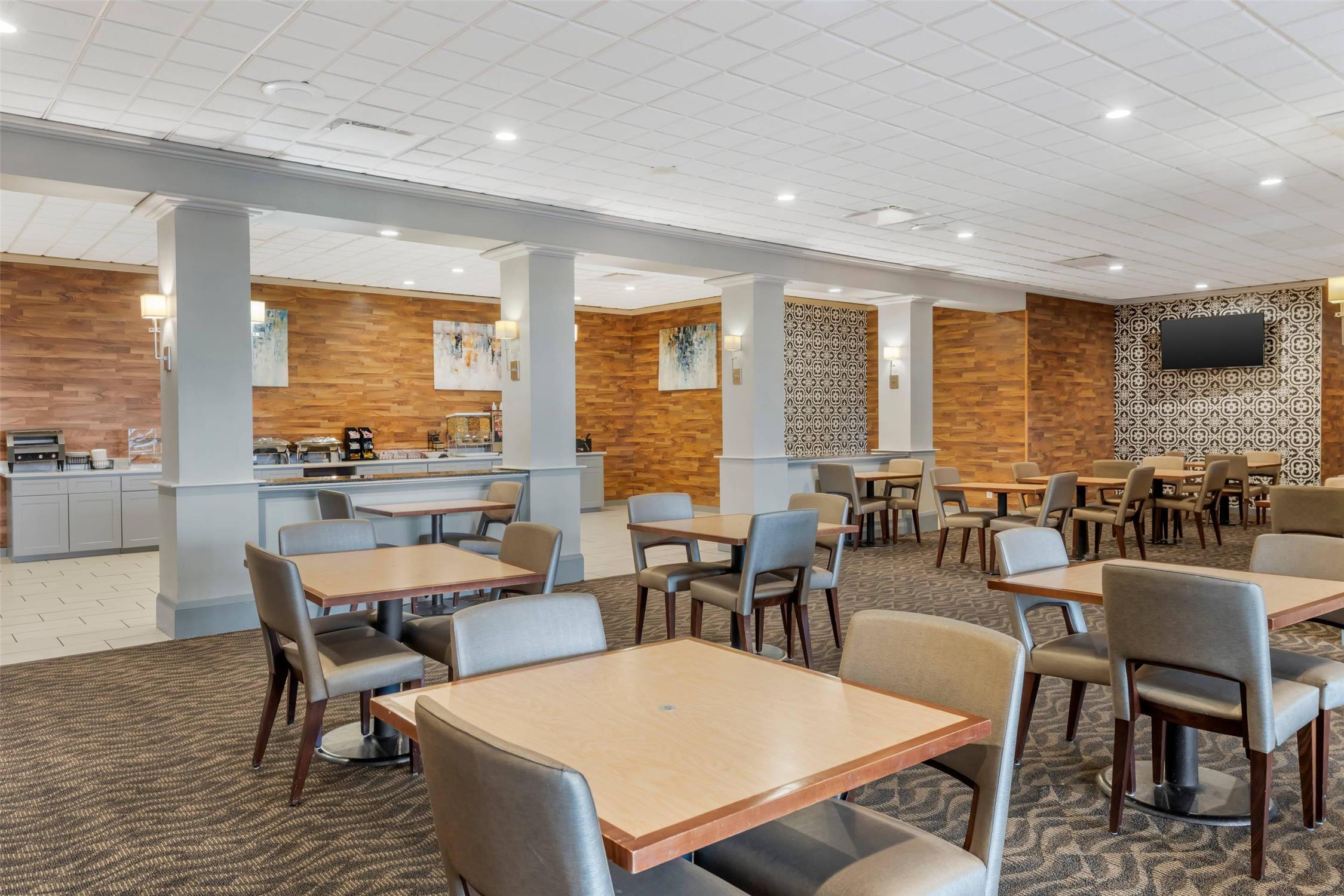 Comfort Inn Brooklyn Center, MN 23/28