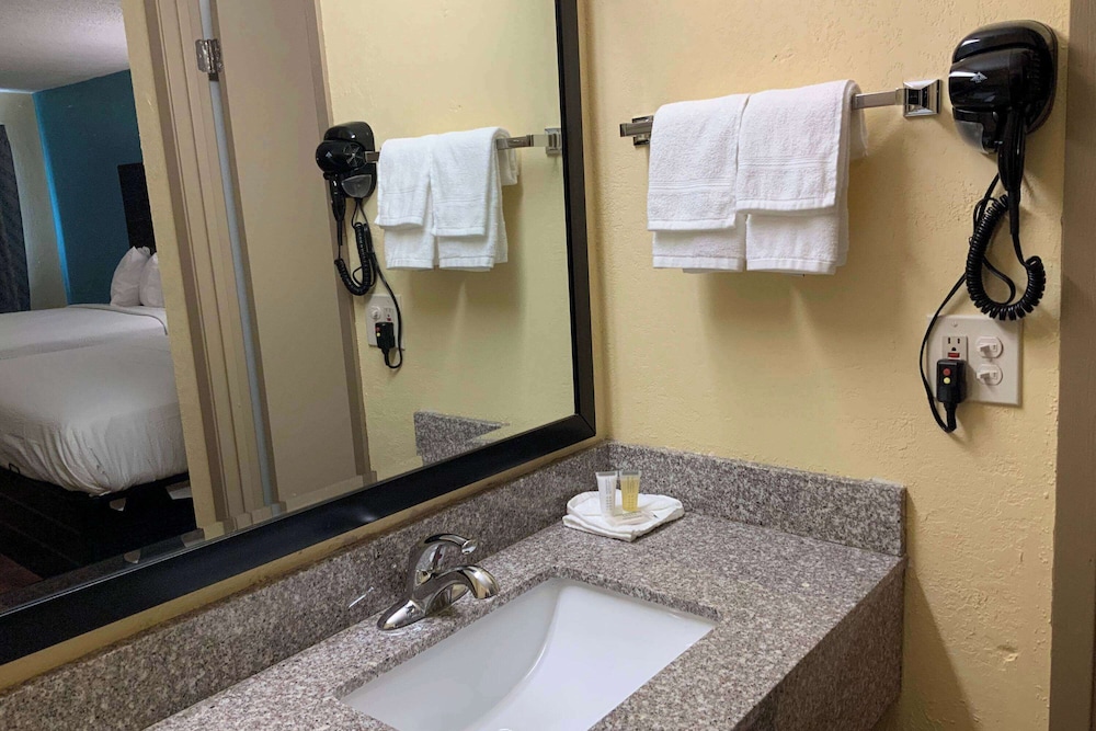 Days Inn by Wyndham Troy IL 34/34