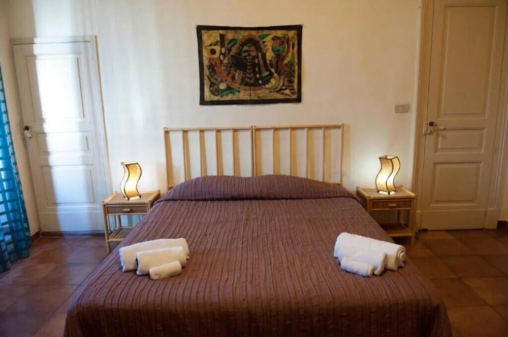 Ivana B&amp;B 12/76