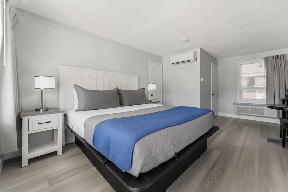 Courtyard, King Bed, Annex