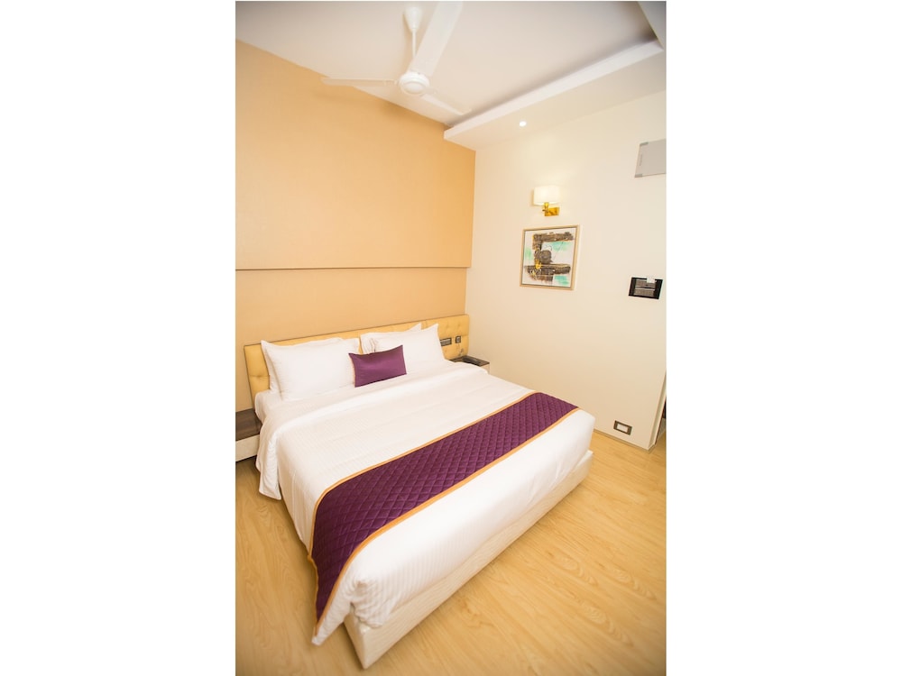 STANDARD, QUEEN BED