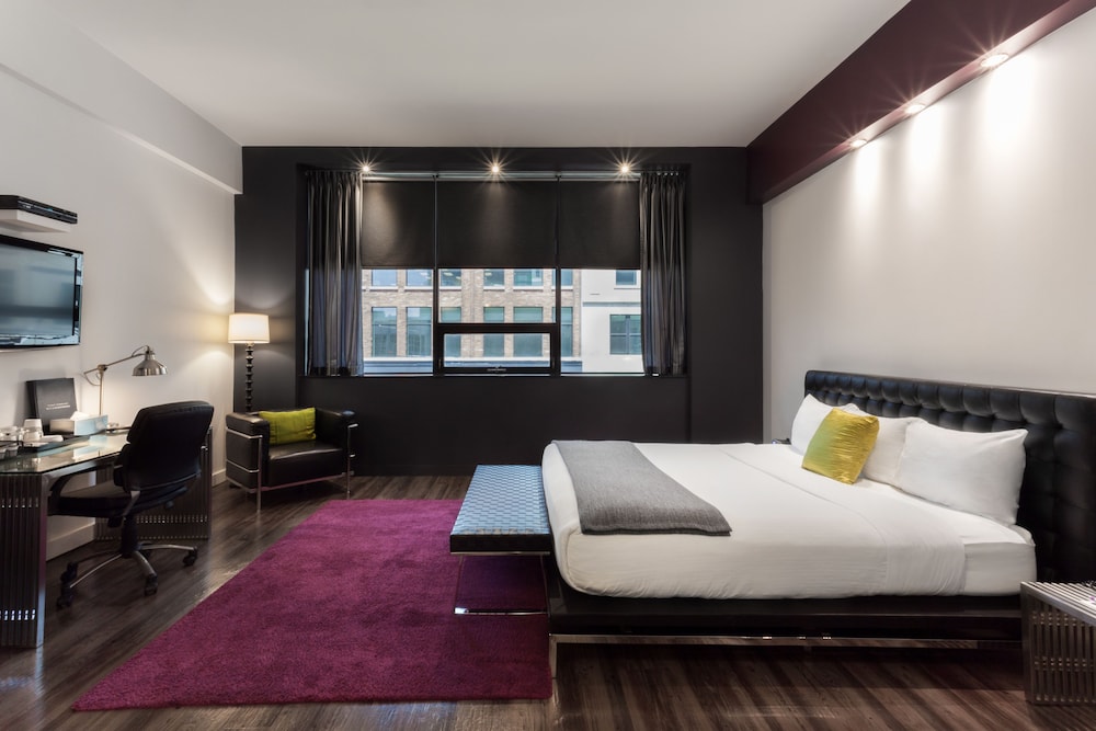 King Bed, City or Courtyard View