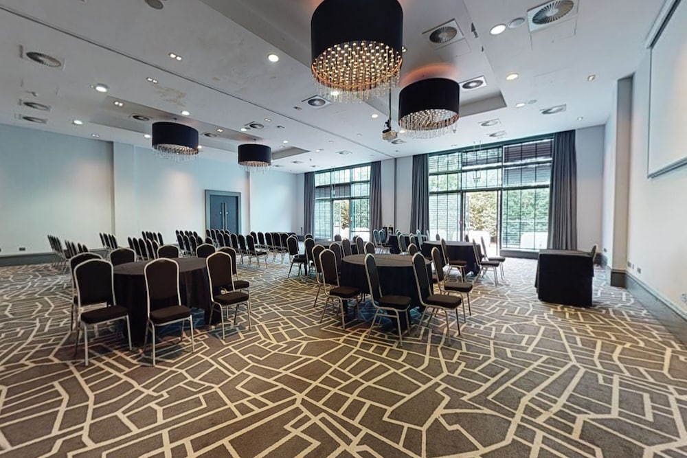 Village Hotel Farnborough 54/62
