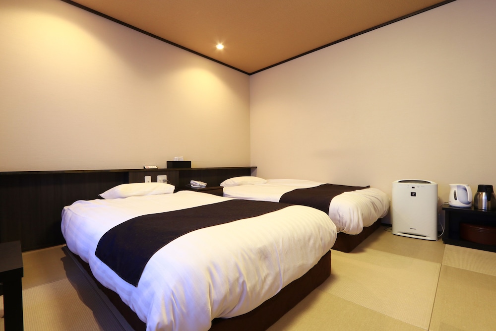 Sakura, Twin Beds