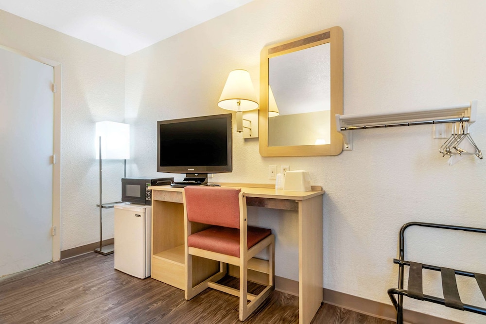 Rodeway Inn Hays KS 19/27
