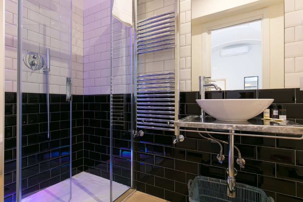 Trevi Contemporary Suite 34/42