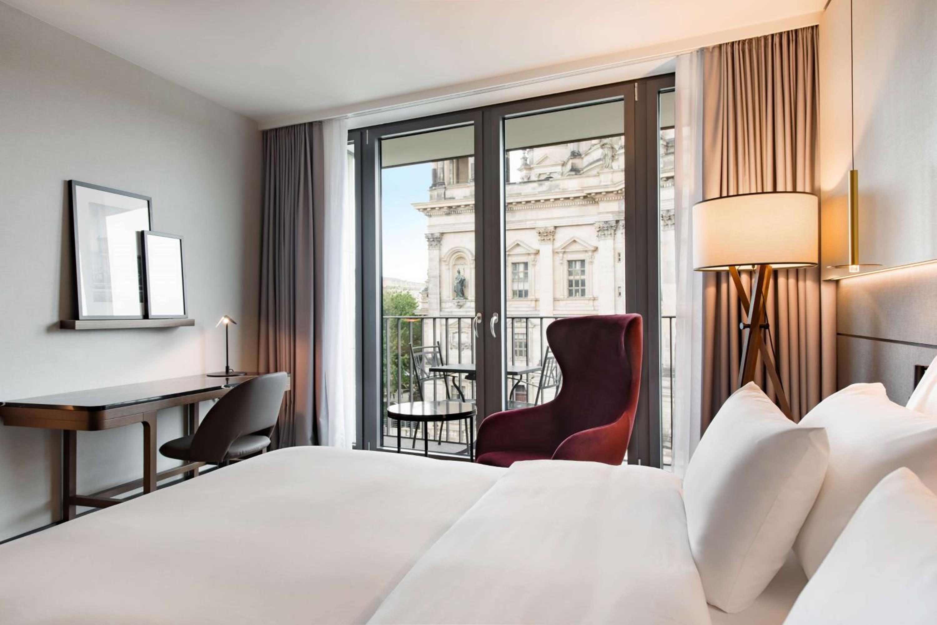 Collection, Premium, Single Bed, Cathedral View, Balcony، Radisson Collection Hotel, Berlin 4/7