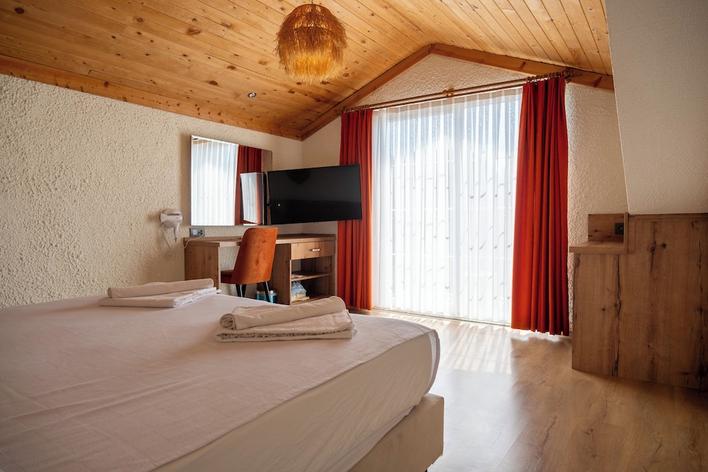 DELUXE, KING BED, MOUNTAIN VIEW