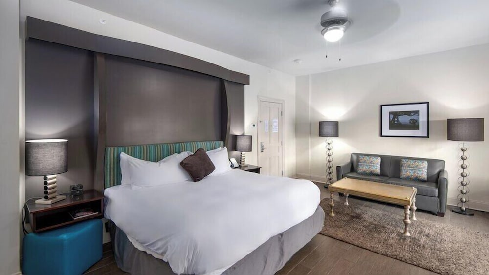 SUITE, KING BED, GULF VIEW