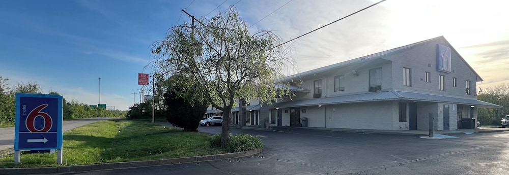 Motel6 Jeffersonville, IN - Louisville 27/33