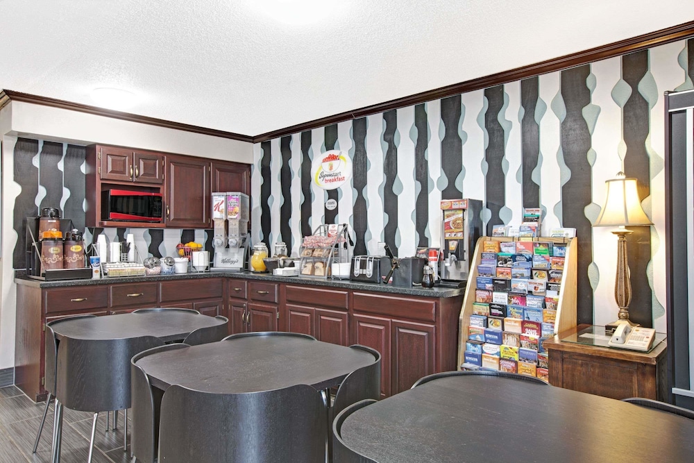 Super 8 By Wyndham Baltimore/Essex Area 12/20