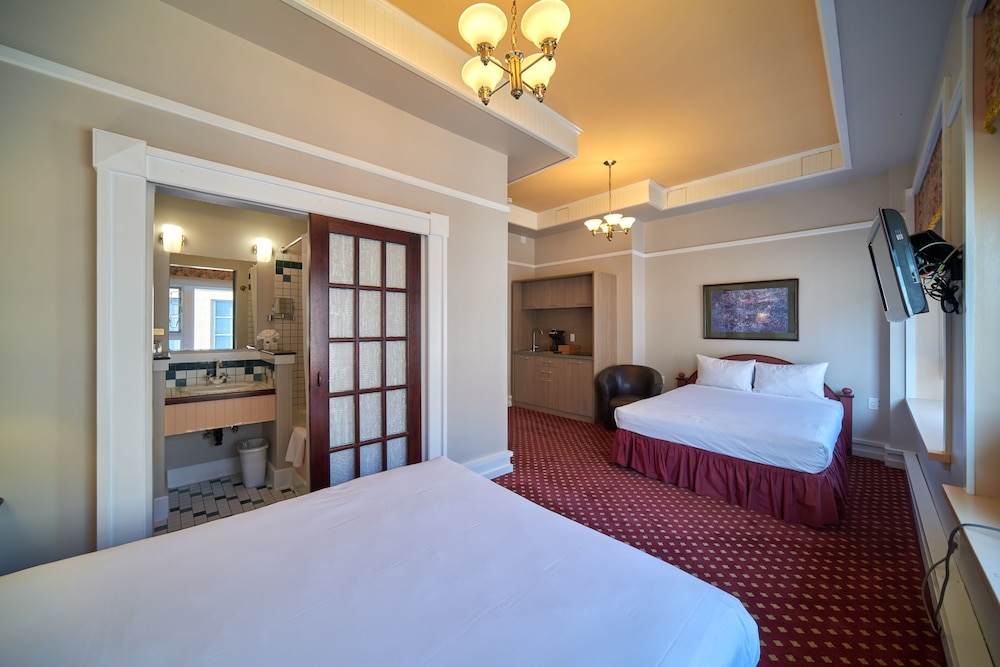 DELUXE, 2 QUEEN BEDS, CITY VIEW