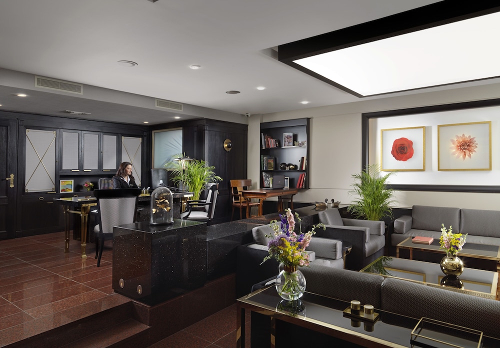 Holiday Suites 30/34