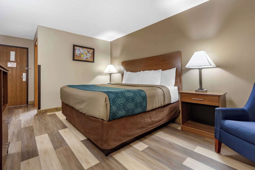 Econo Lodge Hays I-70 20/54