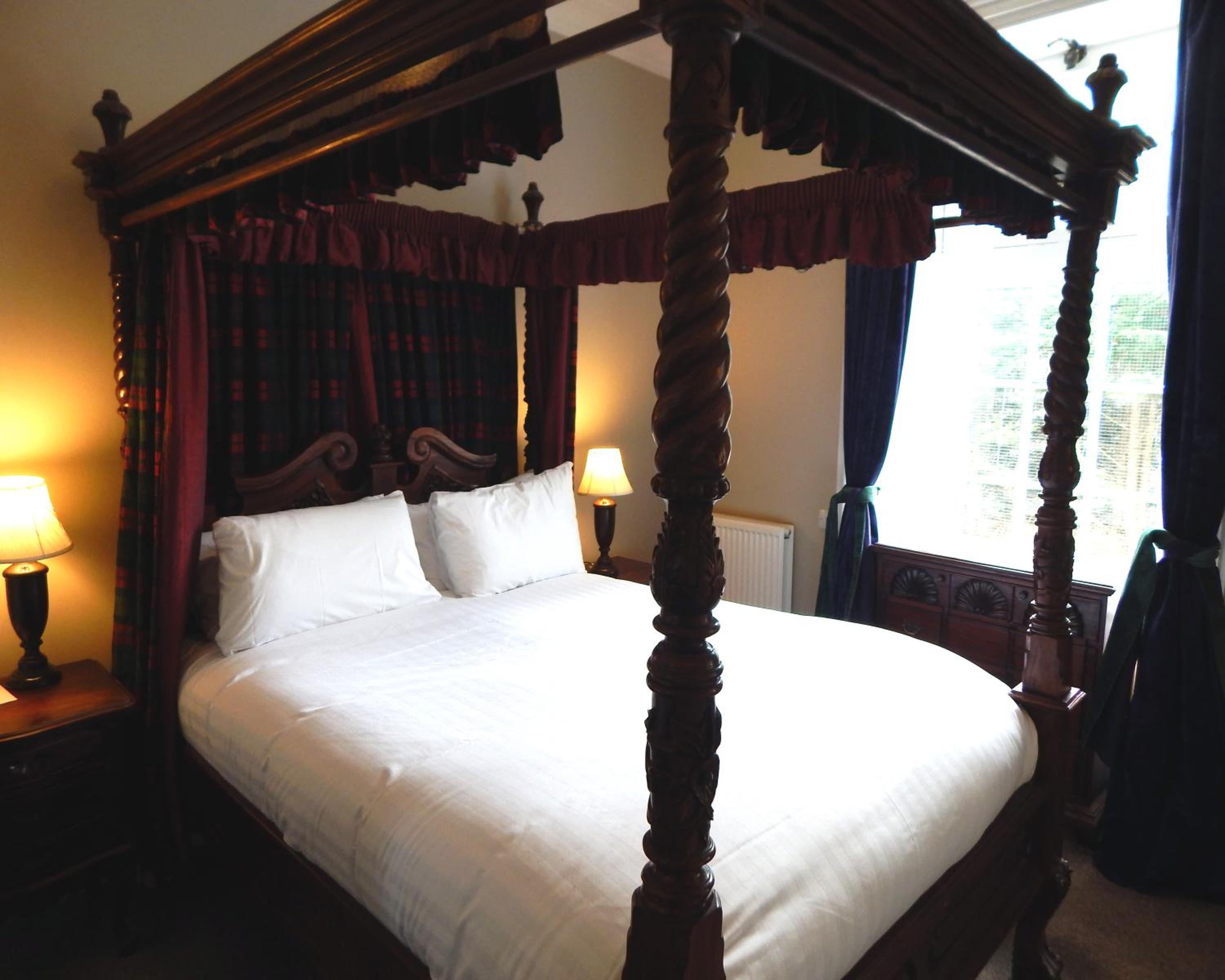 Four Poster, Queen Bed