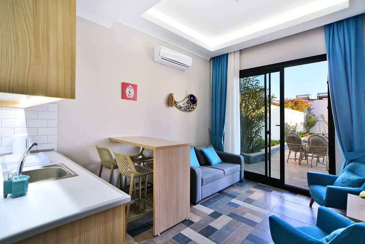 غرفة بسرير مزدوج بإطلالة على المسبح مع أريكة، M Suite Hotel 6/9