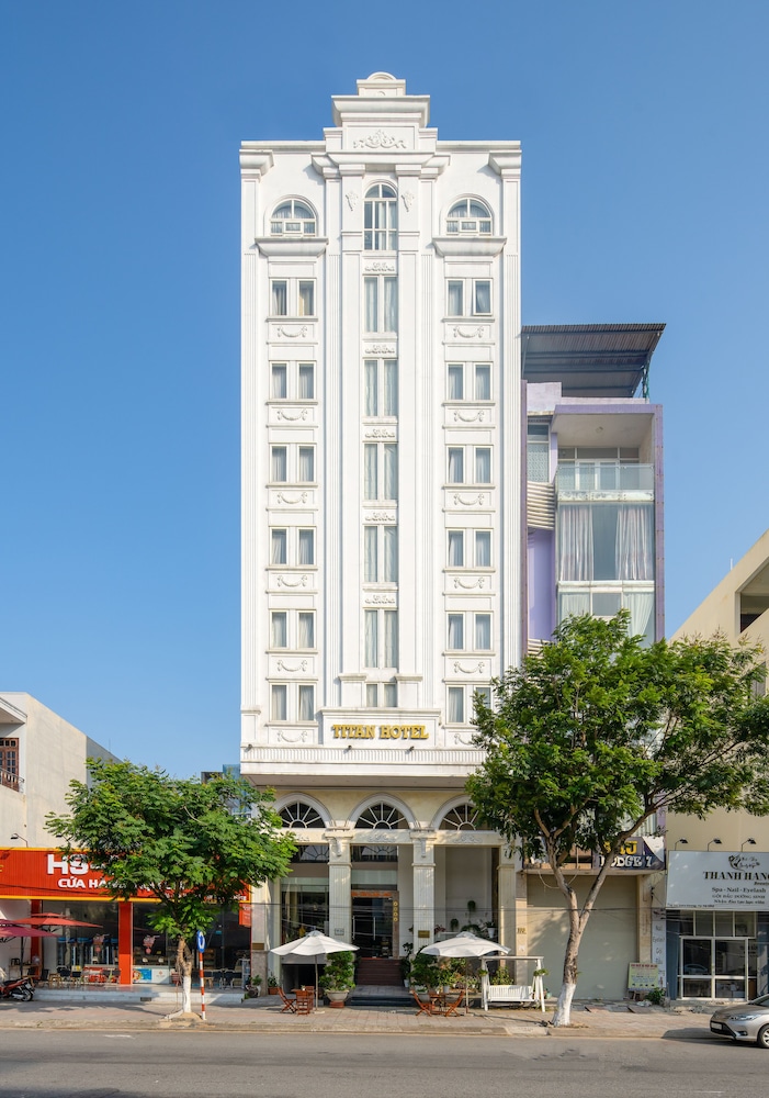 Titan Hotel 4/42