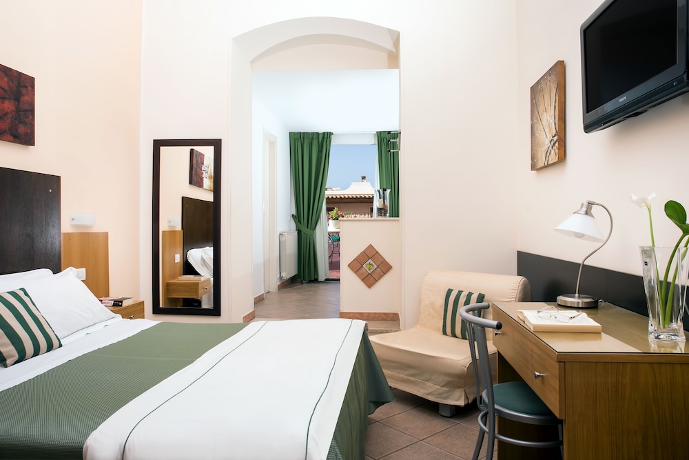 ROOM, QUADRUPLE
