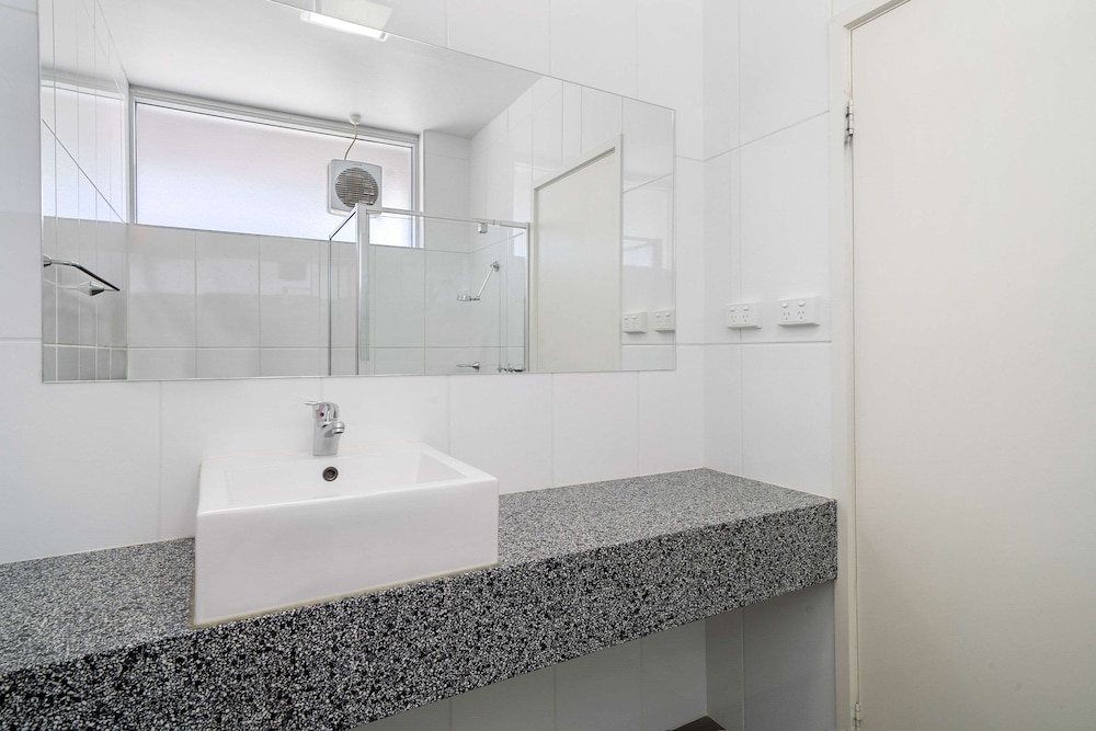 Sherbourne Terrace Hotel 8/39