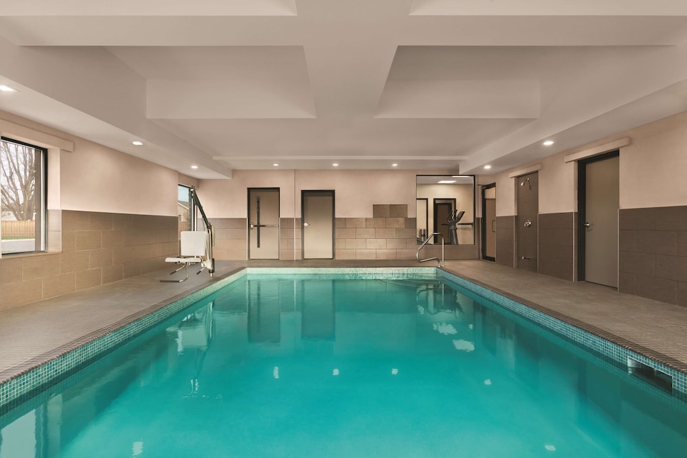 Country Inn and Suites By Radisson Belleville ON 21/49
