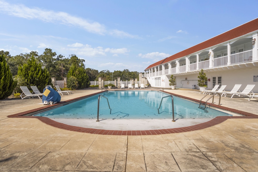 Gulf Hills Hotel and Retreat on the Water 26/52
