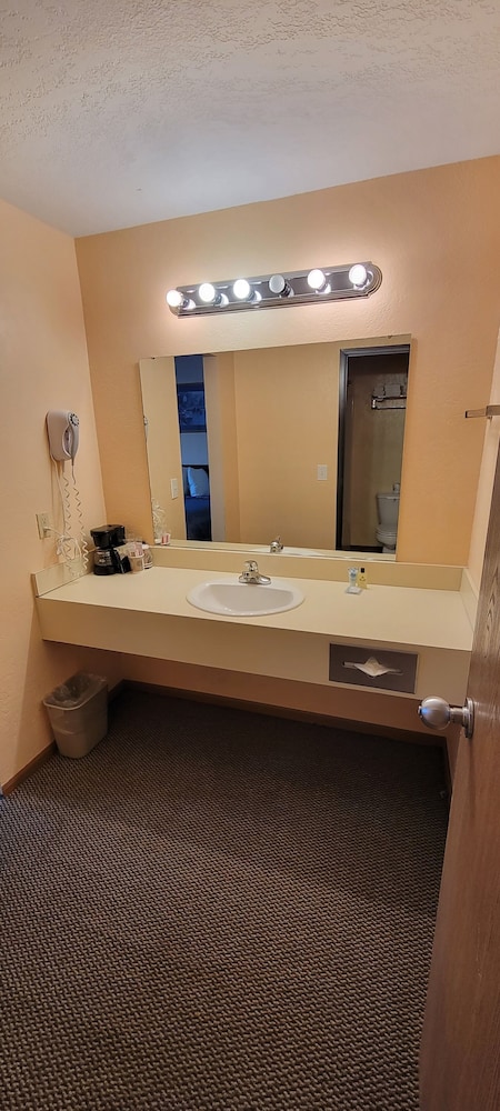 Mackinaw Budget Inn 11/50