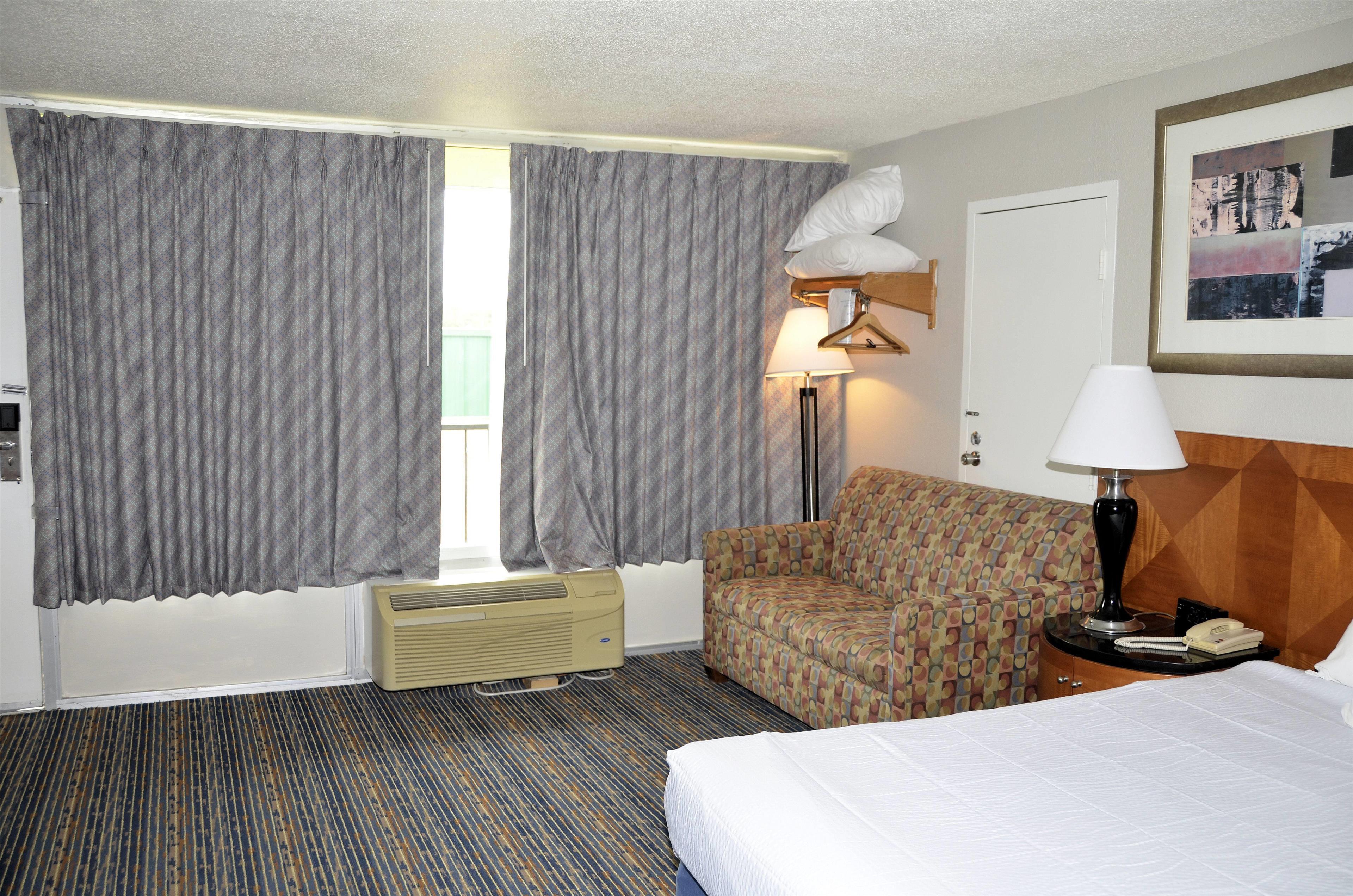 غرفة ديلوكس بسرير كينج، Days Inn by Wyndham Luray Shenandoah 6/6
