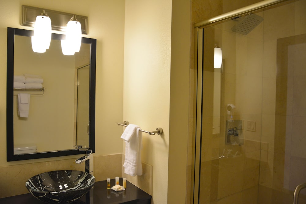 Days Inn Suites By Wyndham Milwaukee 16/40