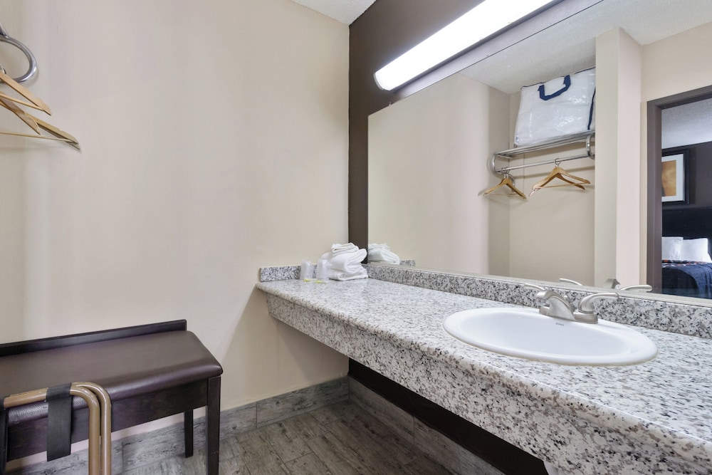 ECONOMY INN BARSTOW 54/57